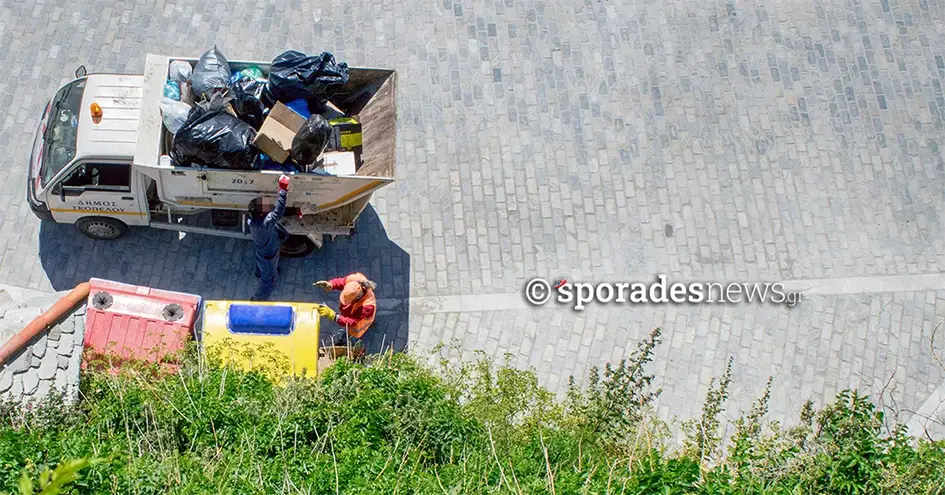 Εργάτες καθαριότητας του Δήμου Σκοπέλου - Αποκομιδή απορριμμάτων