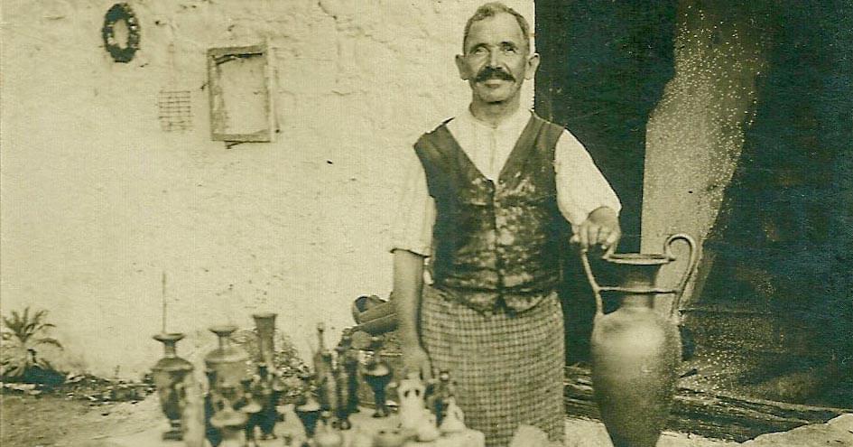 O Nίκος Ρόδιος γεννήθηκε το 1867 στην Κύθνο και το 1900 εγκαταστάθηκε στη Σκόπελο