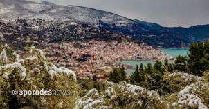 06 Φεβρουαρίου 2023 | Κακοκαιρία «Μπάρμπαρα» - Χιονισμένη η Σκόπελος - Πανοραμικό στιγμιότυπο από το Παλούκι