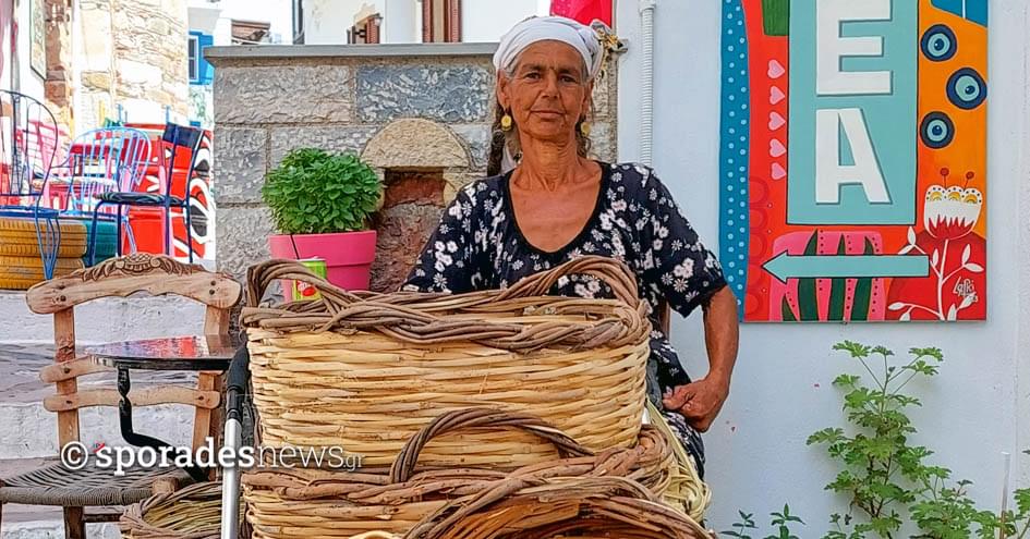 Τσιγγάνα στη Σκόπελο πουλάει πανέρια και καλάθια