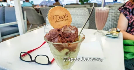 Dina’s Gelato & More – Απόλαυση με Θέα το Λιμάνι της Σκοπέλου