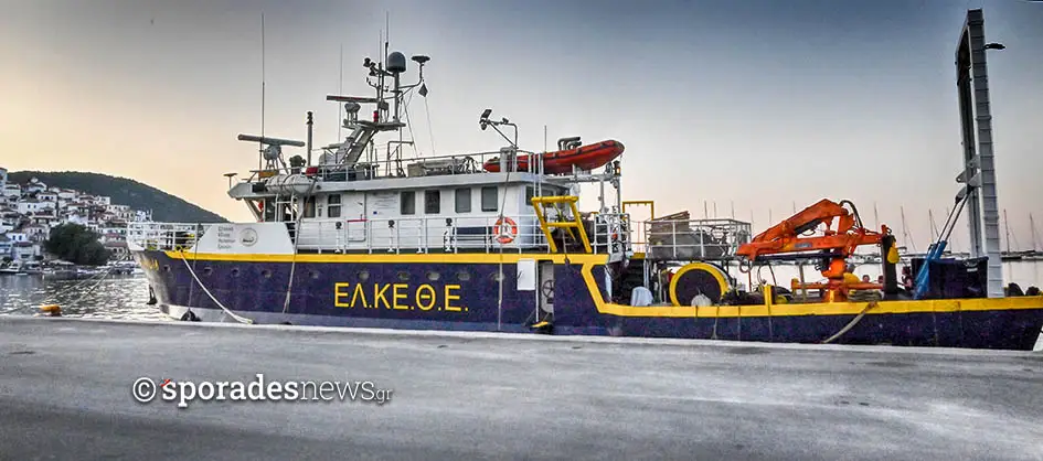Το ερευνητικό σκάφος "Φιλία" του ΕΛΚΕΘΕ στο λιμάνι της Σκοπέλου