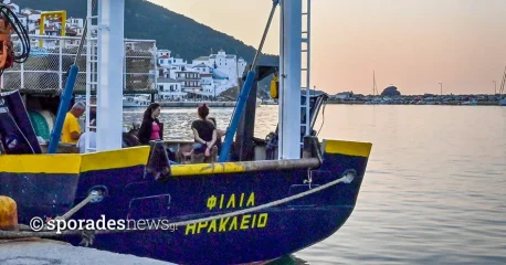 Το ερευνητικό σκάφος "Φιλία" του ΕΛΚΕΘΕ στο λιμάνι της Σκοπέλου