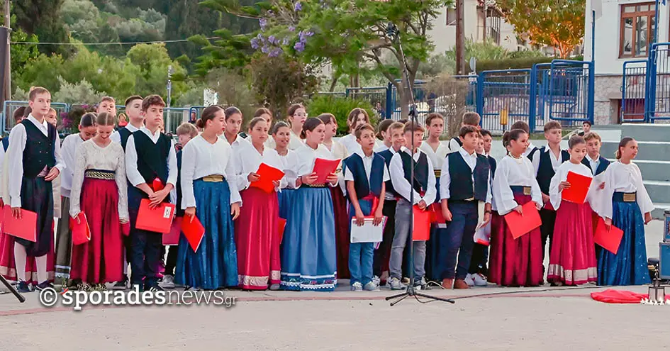 Γιορτή λήξης Σχολικού Έτους στο 1ο Πεπαρήθειο Δημοτικό Σχολείο Σκοπέλου: Ένα Ταξίδι στην Ιωνία της Μνήμης και της Ελπίδας