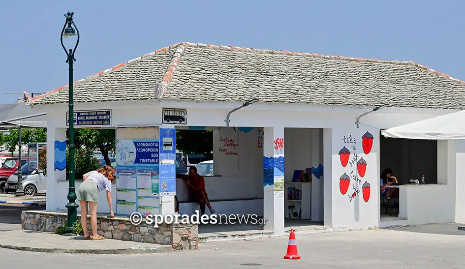 Μια "νότα" πολιτισμού στο λιμάνι της Σκοπέλου – Η πρώτη υπαίθρια δανειστική βιβλιοθήκη από μαθητές του Πεπαρήθειου Δημοτικού