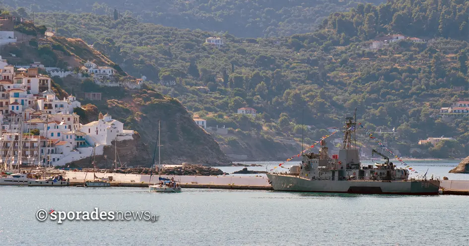 Η Κανονιοφόρος «Πολεμιστής» στη Σκόπελο για τη Ναυτική Εβδομάδα 2025
