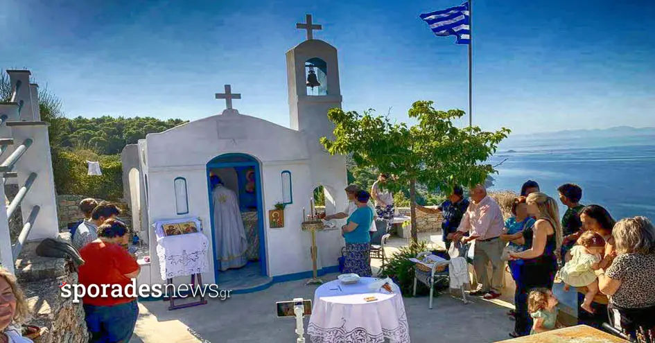 Με τη λήξη του καλοκαιριού και την έναρξη της νέας εκκλησιαστικής χρονιάς τελέσθηκε η καθιερωμένη Θεία Λειτουργία στη Γλώσσα Σκοπέλου