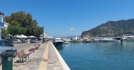 Σκόπελος: Συλλήψεις καταστηματαρχών για κατάληψη οδοστρώματος στην παραλία