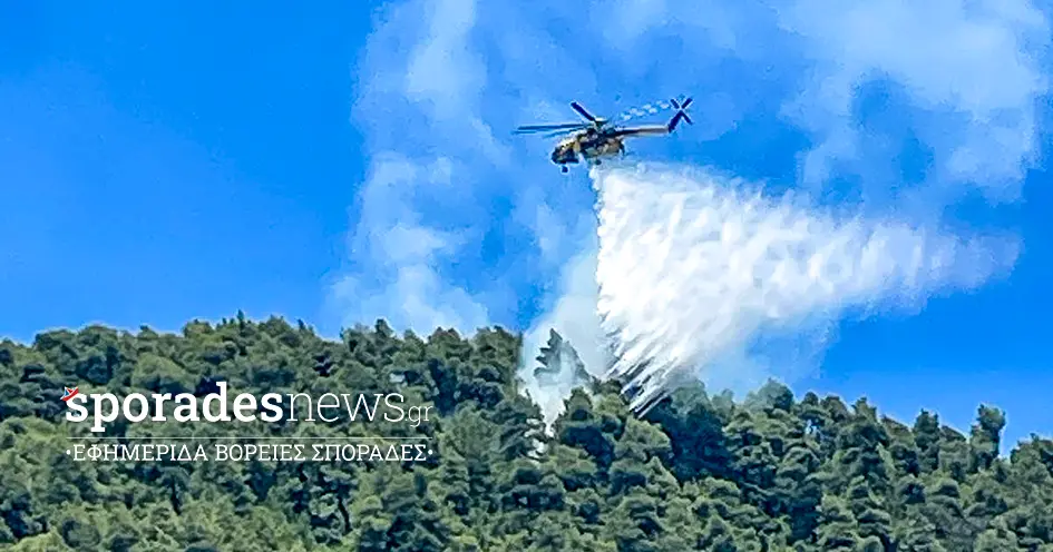 Σε εξέλιξη η μάχη με τη φωτιά πάνω από το Παλιό Κλήμα Σκοπέλου | Εναέρια και επίγεια μέσα στη μάχη