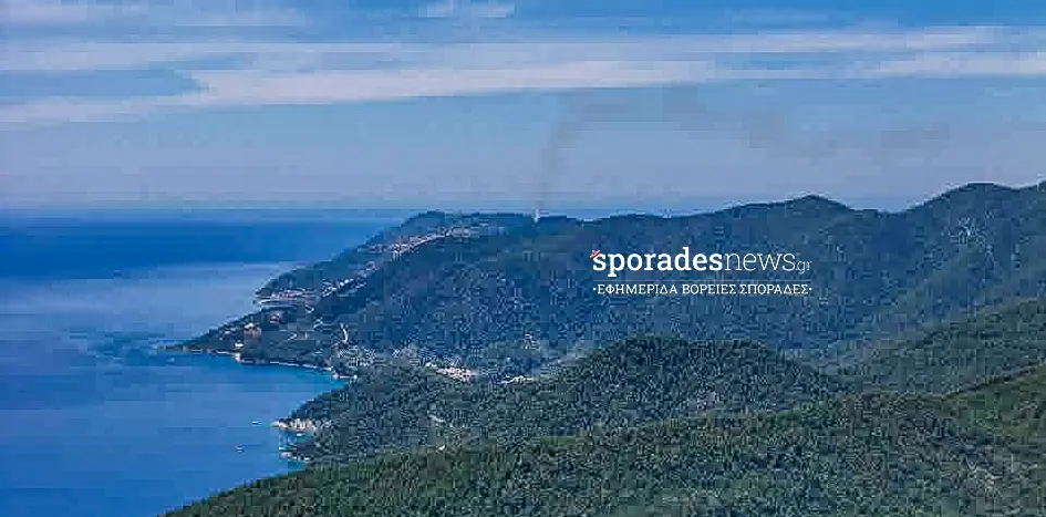 Σε εξέλιξη η μάχη με τη φωτιά πάνω από το Παλιό Κλήμα Σκοπέλου | Εναέρια και επίγεια μέσα στη μάχη