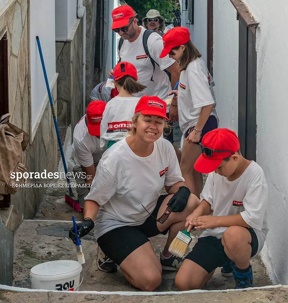 «Σκαλί, σκαλί ασπρίζουμε τη Σκόπελο» | Ξεκίνησε η καλοκαιρινή δράση εθελοντισμού και φροντίδας του νησιού
