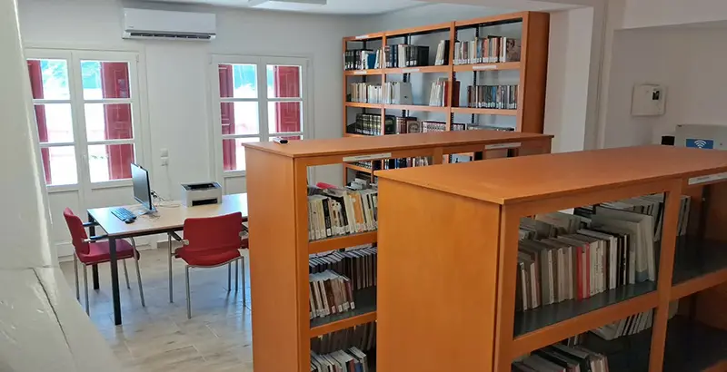 Ο πρώτος όροφος της Δημοτικής Βιβλιοθήκης Σκοπέλου «Σχολάρχης Ηλίας Σάρρας»