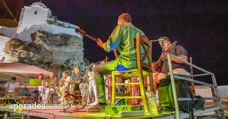 Οι «Μικρές Μπάντες» και η δύναμη της συλλογικής μουσικής δημιουργίας στη Σκόπελο