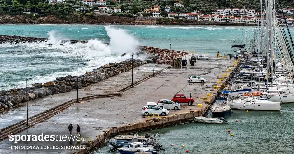 Η Σκόπελος με γραίγο άνεμο (ΒΑ) 7 μποφόρ | Εικόνες από το λιμάνι