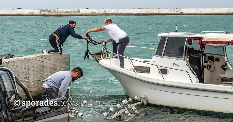 Παραλίγο να γίνει ζημιά στο λιμάνι της Σκοπέλου | Έσπασε το ρεμέντζο και καΐκι παρασύρθηκε από τον άνεμο